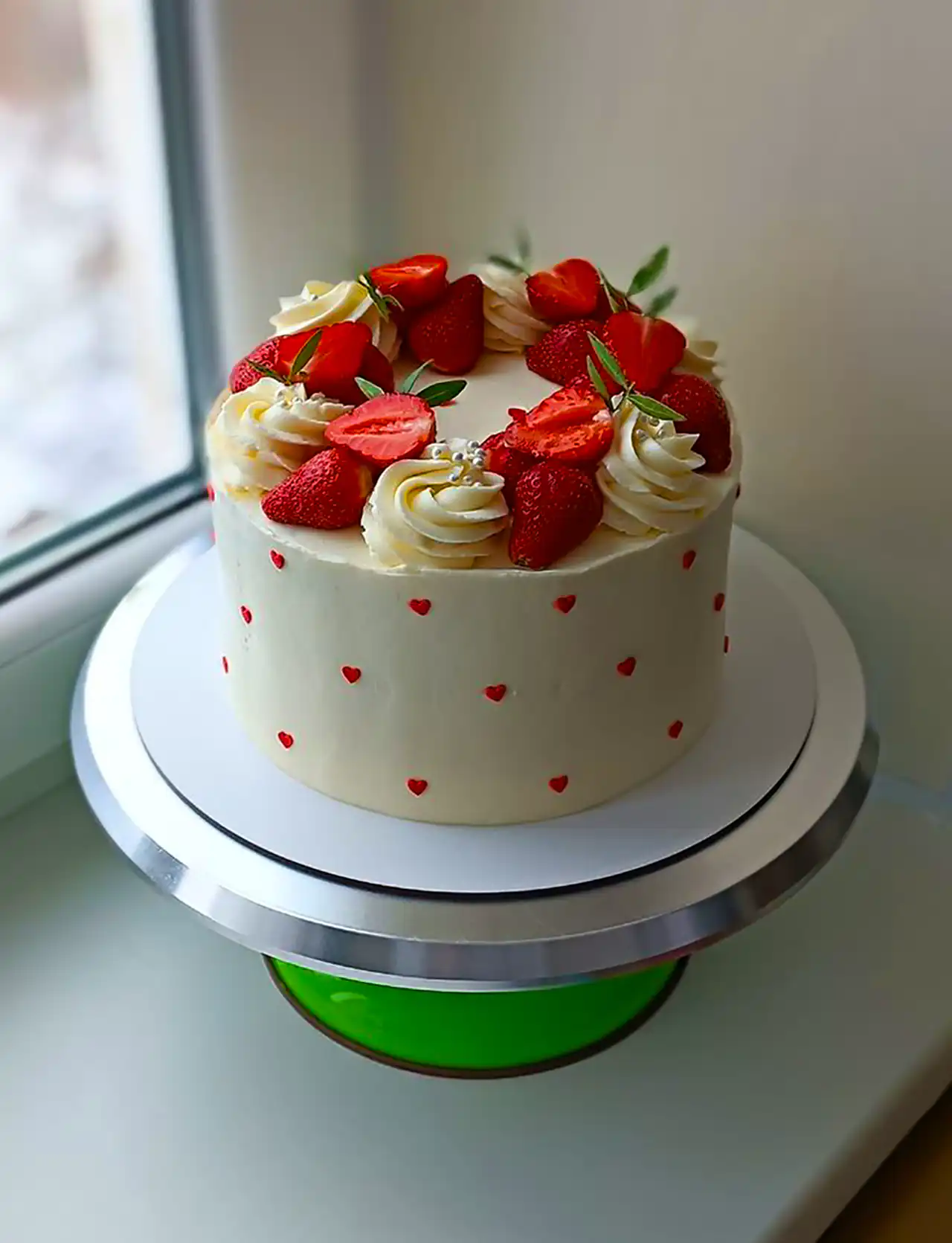 تززین کیک با توت فرنگی