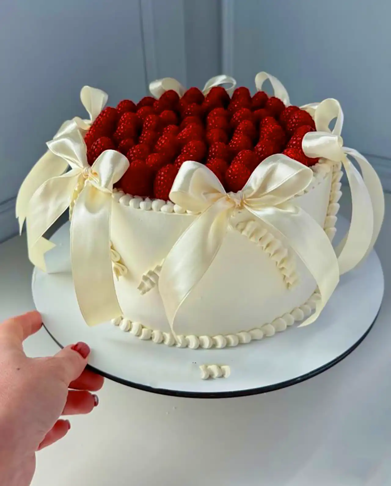 تززین کیک با توت فرنگی