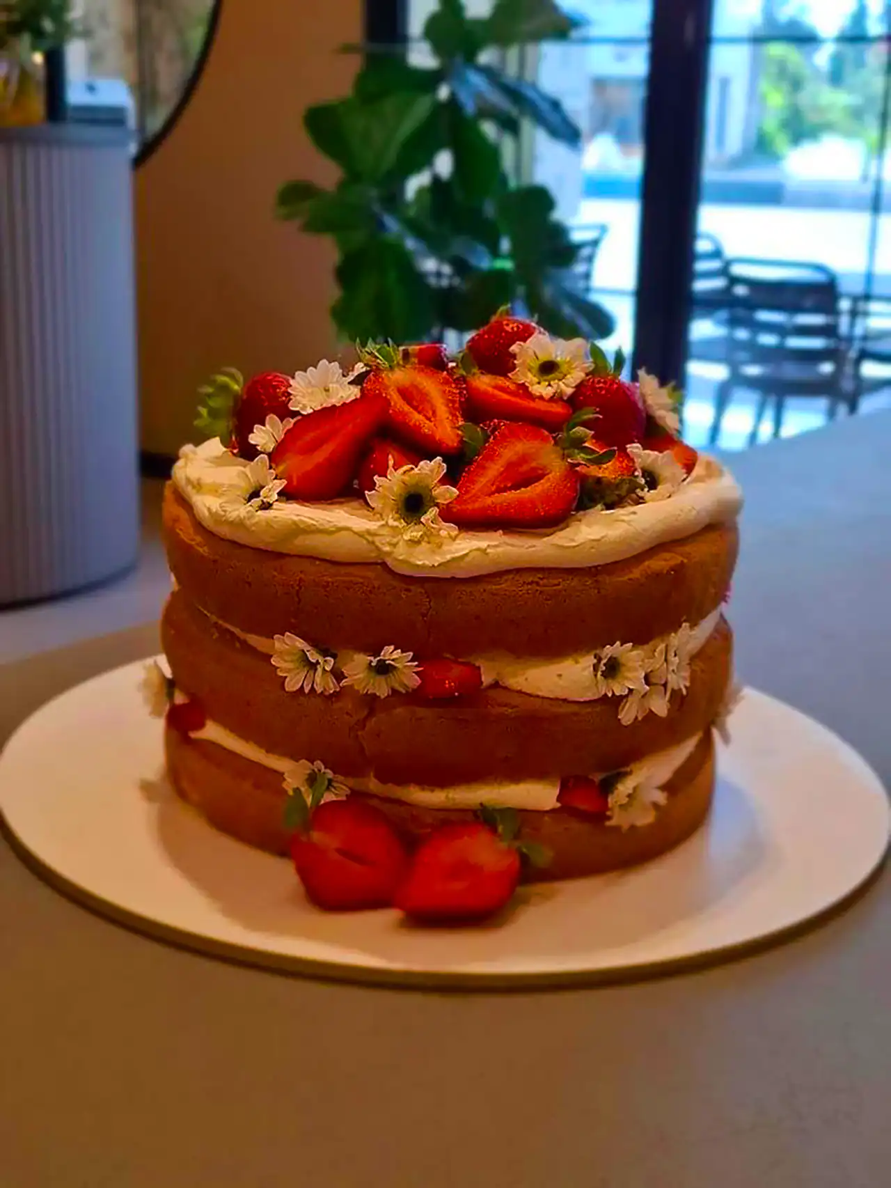 تززین کیک با توت فرنگی