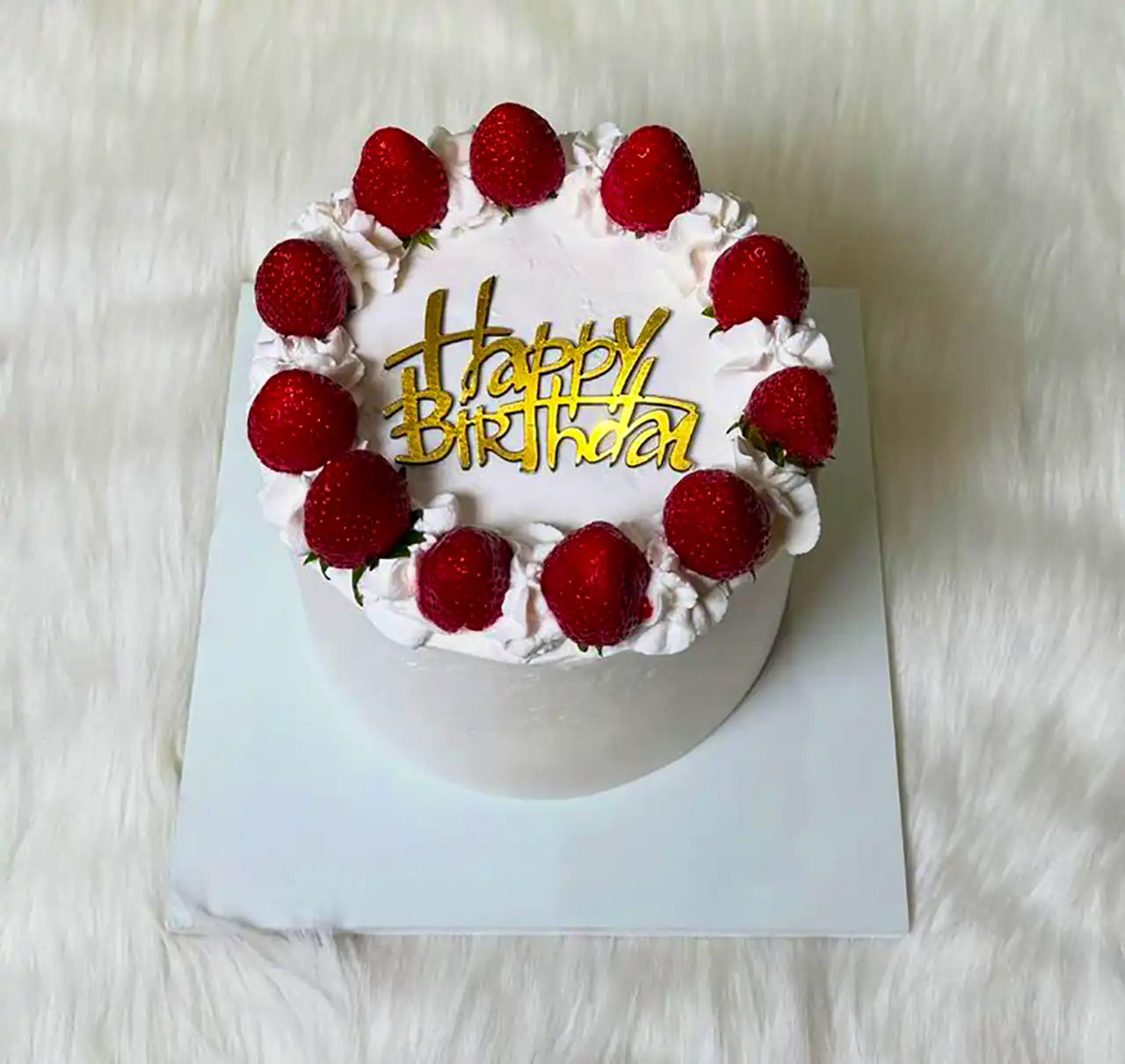 تززین کیک با توت فرنگی