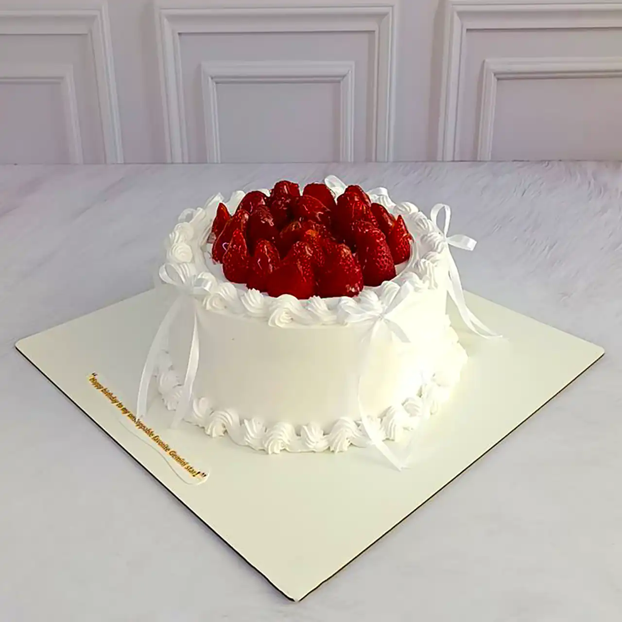 تززین کیک با توت فرنگی