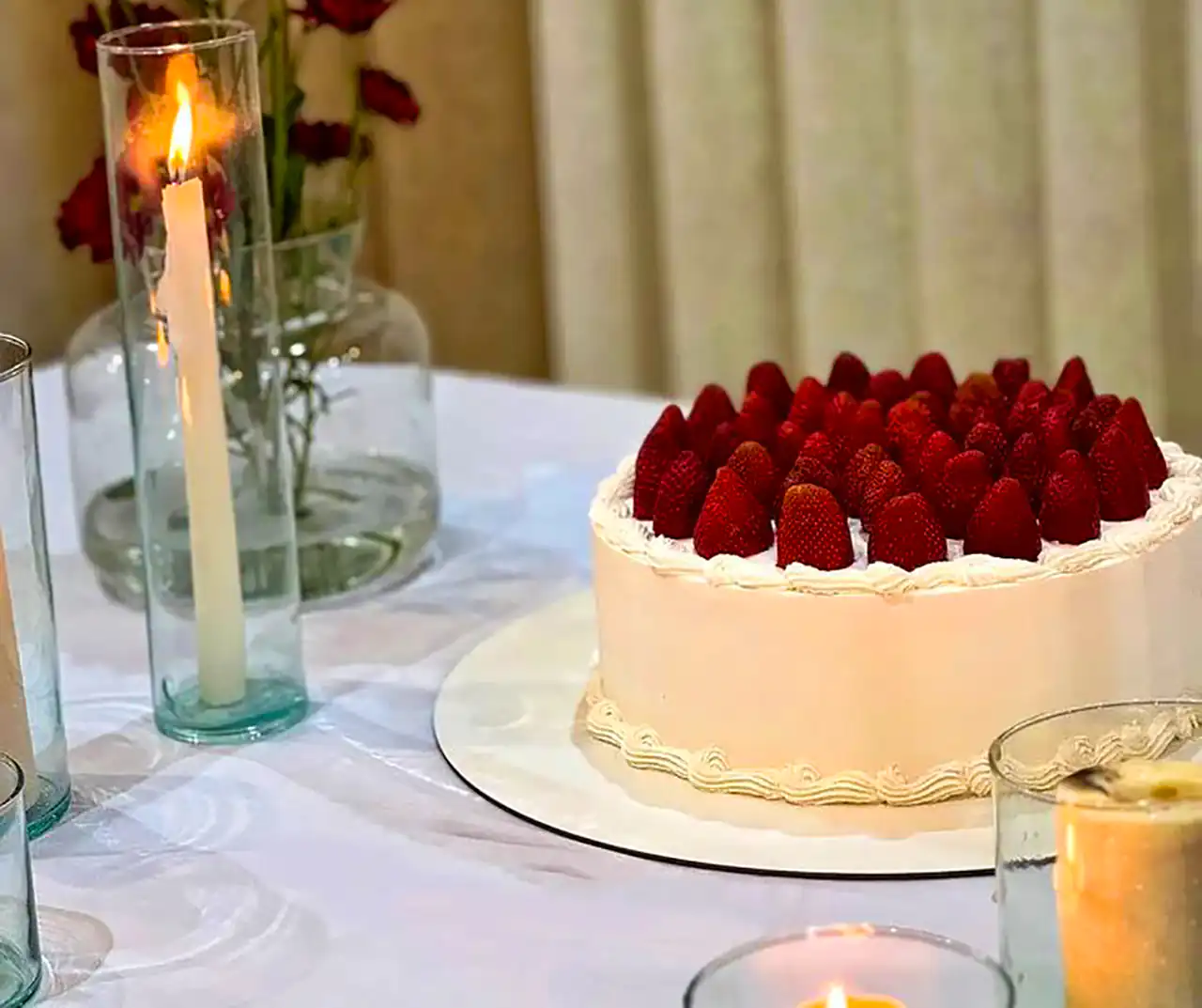 تززین کیک با توت فرنگی